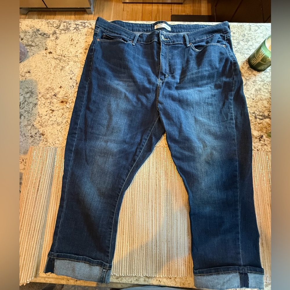 Levi Strauss Signature Gold Mid-Rise Cuffed Capri Jeans, Size 20